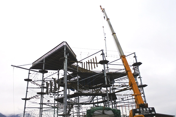 マッスルモンスターへのPDCE避雷針設置工事の様子。有資格者による山頂での施工