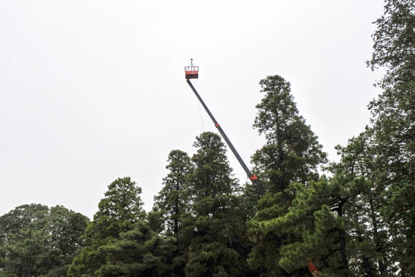 ゴルフコース上で展開された高所作業車とPDCE避雷設備
